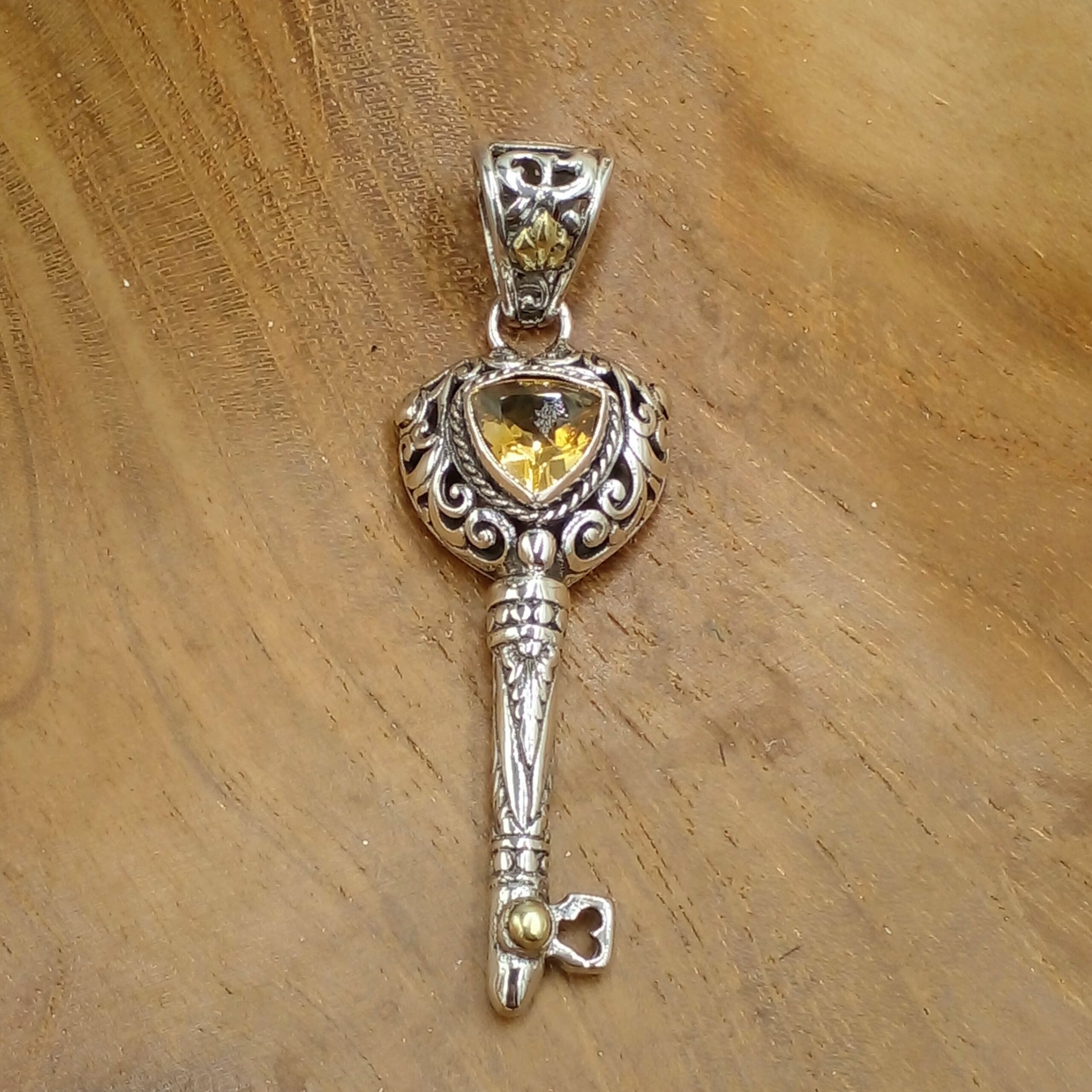 Liontin Kunci Perak Bali