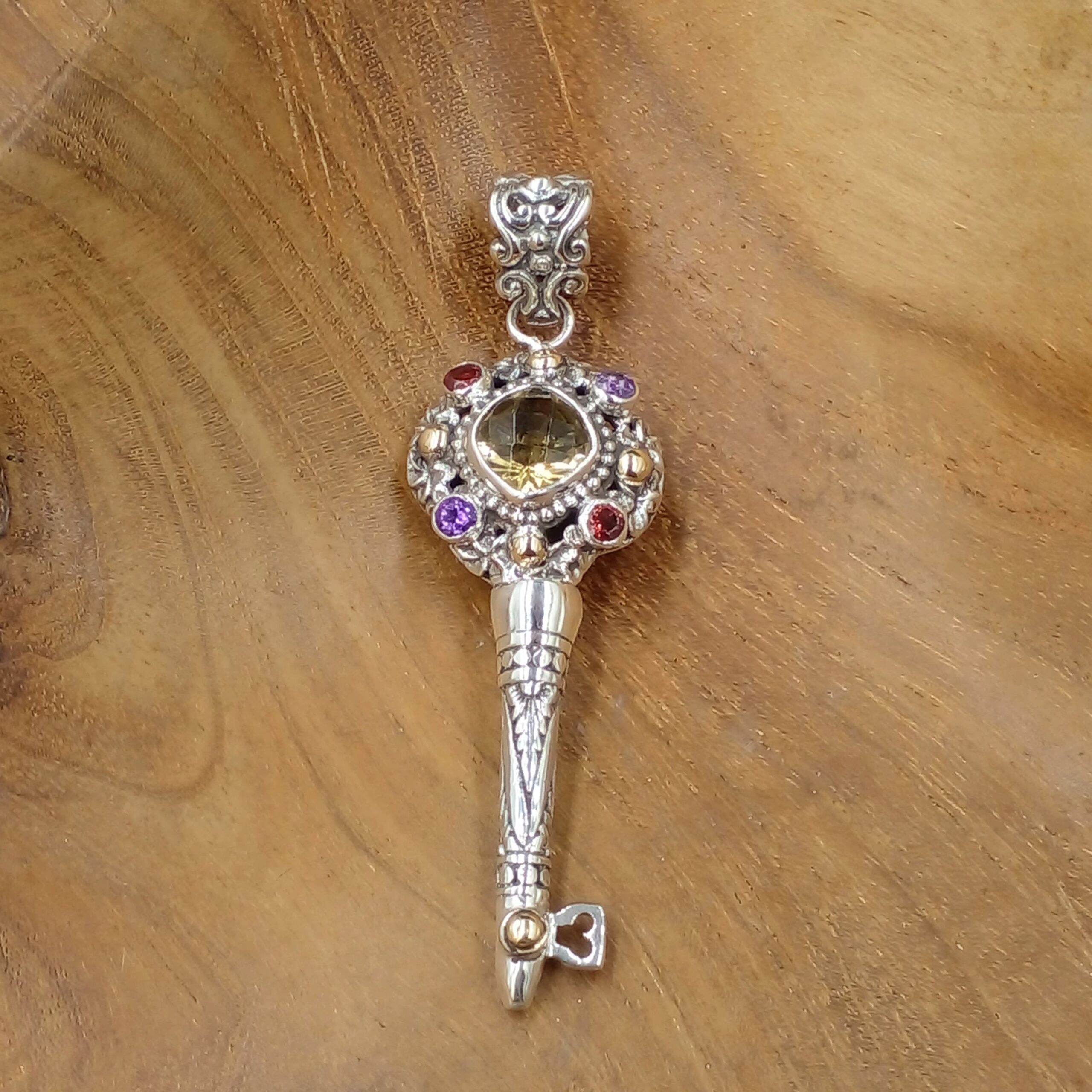 Liontin Kunci Perak Bali